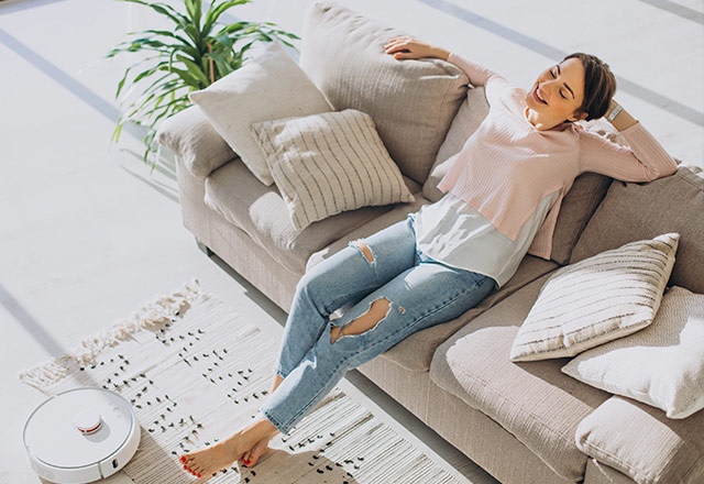devojka-tepih-sofa ciscenje sofa